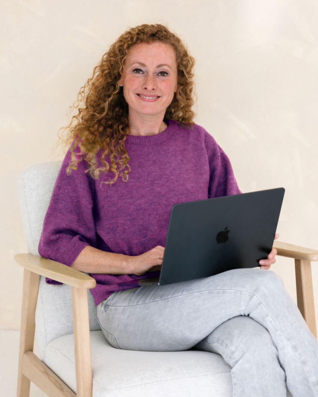 Brenda Mohr laptop op schoot